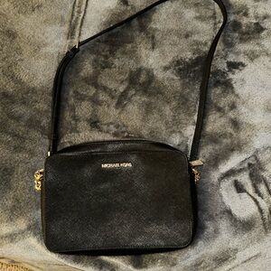 Black Michael kors purse
Great condition
